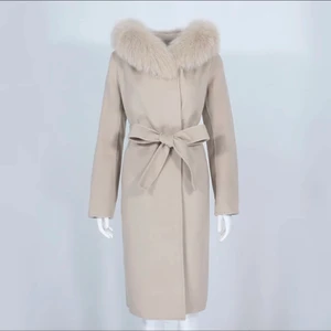 Päls kappa med skärp - Säljer min fina pälskappa som är oanvänd. Passar för S/M 