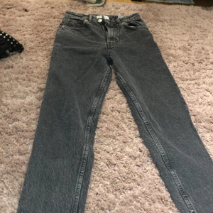 Jeans - Gråa jeans från zara, helt oanvända. Kom privat för mer info❤️