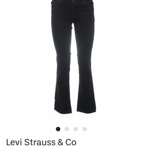 Jeans  - Säljer dessa låg midjade jeans från Sellpy✨ Skit snygga men var tyvärr för små på mig. Jeansen är i storleken 26 och har midjemått 72cm! Dom är svarta och är bootcut⚡️⚡️ Säljer för 200kr och har aldrig används💕