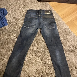 G-star Jeans - Byxorna är ifrån 2000-talet ganska slitna man får ingen låda eller inplastat jag köpte för 2000kr och säljer 500kr