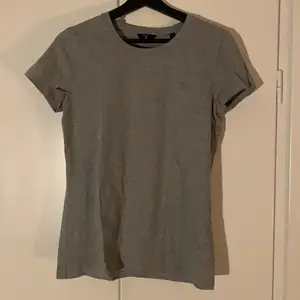 En grå t-shirt från gant med endast en liten broderad logga på bröstet. Nypris ca 400kr.