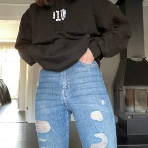Sköna jeans med hål från H&M i storlek 32. I använt skick men utan skavanker! Jag som är 157cm viker lite nere vid fotlederna. Priset är inklusive frakt!📦