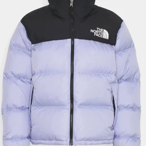 The North Face jacka - The North Face jacka i färgen lavender. Inga defekter, som ny i storlek XS 💗 ord pris 2 795kr. ”Retro Nuptse Jacket, Sweet Lanvender”