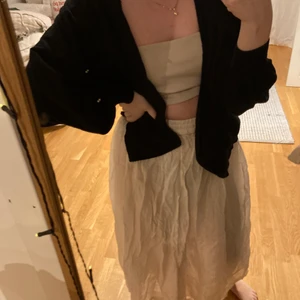 Superfin kofta❤️ - Detta är verkligen en så så fin och framförallt mysig kofta🥰 Den är stickad (i ett osticksigt material) och har en väldigt go kvalite. Den har blivit tvättad flertal gånger utan att ha blivit luddig.  köpare står för frakt❣️