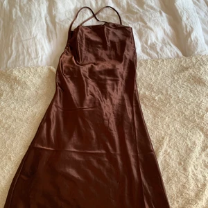 Klänning  - Säljer min siden-klänning från H&M i storlek S! 