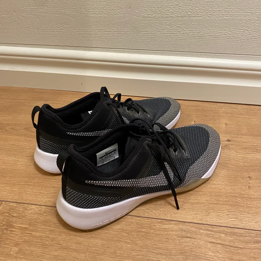 Träningsskor från Nike i strl 40,5. Knappt använda, nästan helt nya! Nypris 1199kr - mitt pris 300kr. Fraktkostnad tillkommer! . Skor.