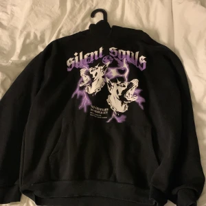Hoodie - Skitcool hoodie i storlek XL!! skulle dock säga att den e mer L kanske ❤️