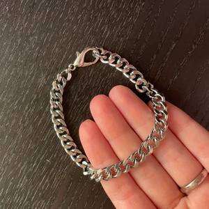 Silver kedja - armband  - Äkta silver kedja, armband. Säljes pga ingen användning för den längre. Är något mindre så skulle rekommendera för någon tjej eller någon med mindre arm/hand. Frakten är 14kr, packas säkert i bubbelplast, gåva ingår alltid !! 