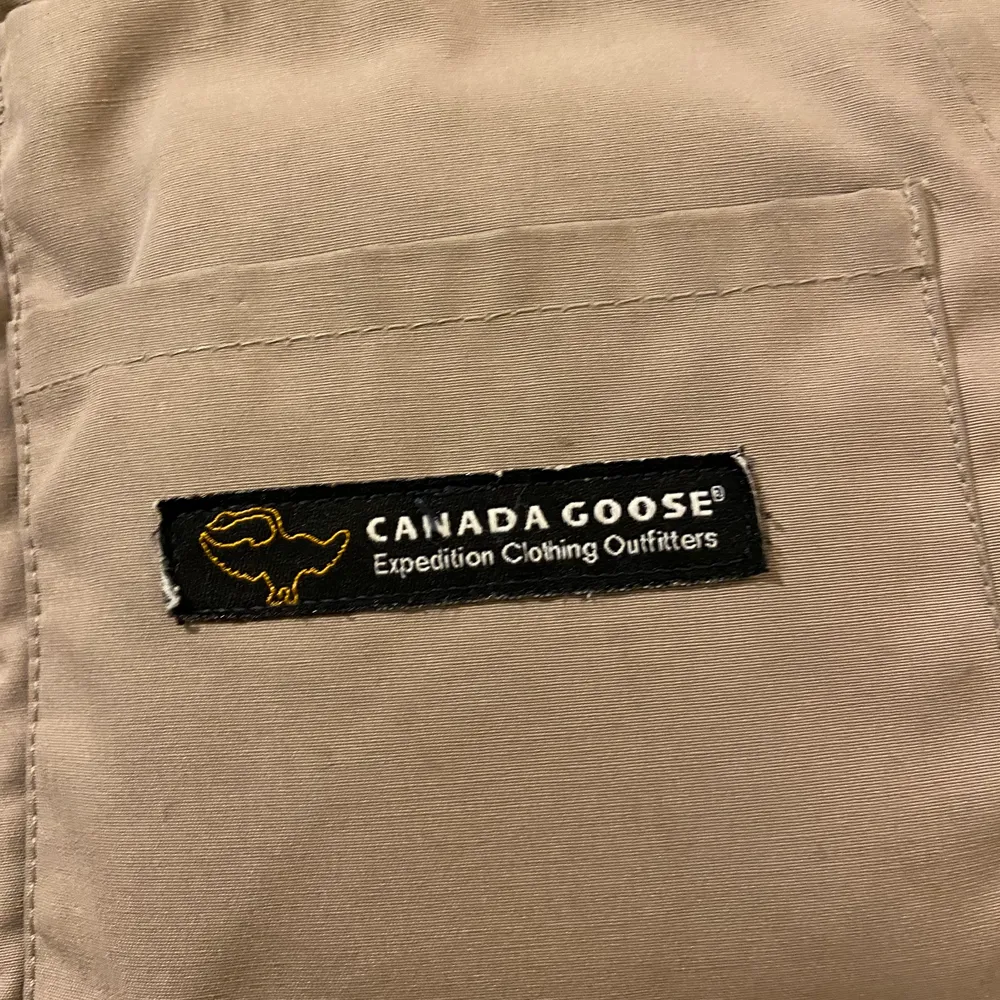 En skit snygg äkta beige Canada Goose i storlek XS. Finns inte heller att köpa längre. På mig som är strax under 180 passar den riktigt bra och för er som är längre än så passar den också. Funkar perkfekt nu till våren och funkar även under sommaren. . Jackor.