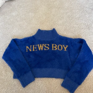Blå tröja  - Blåa tröja med guldig text ”NEWS BOY” på. Bara använt fåtal gånger och älskar men har tyvärr inte kommit till användning. Sticks inte, är jätte bekväm. 💗