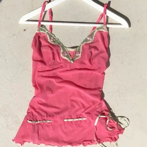 rosa linne - jätte fin köpt second hand. står storlek L men passar en S! (gamla säljarens bild) andra bilden är min