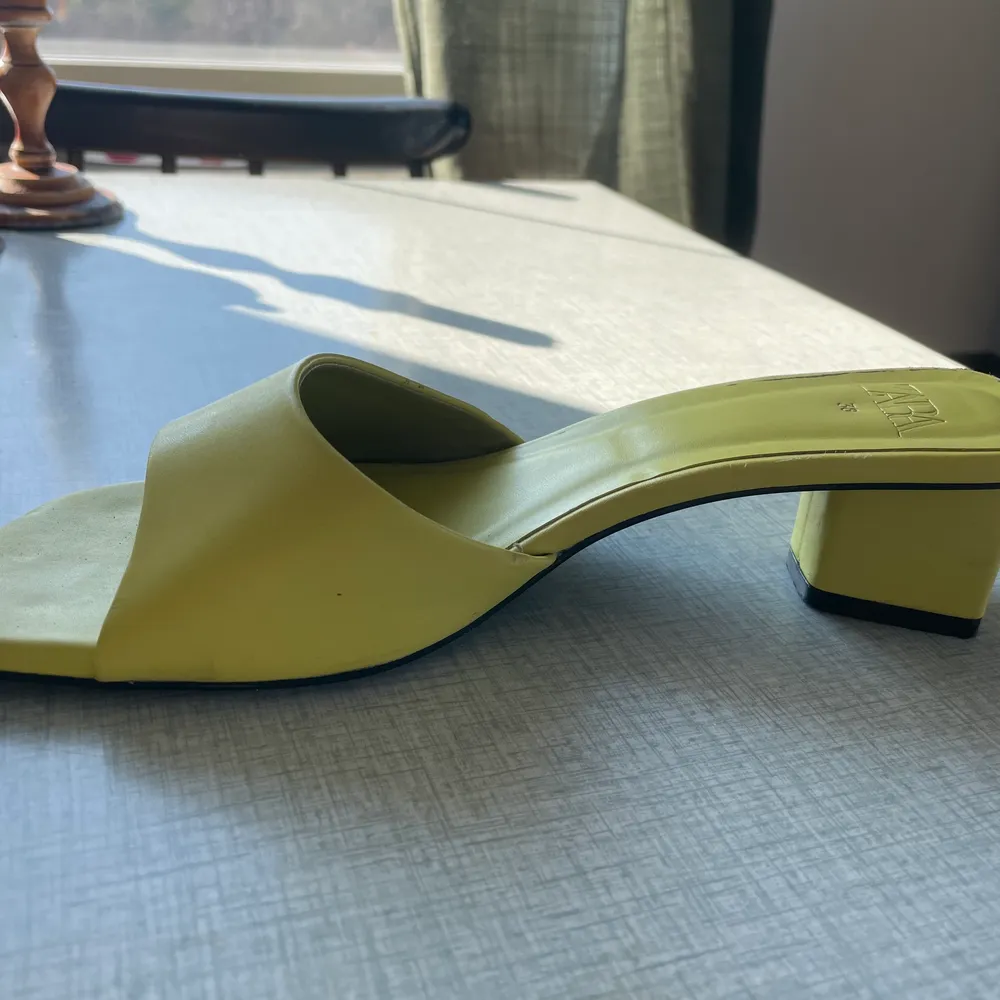 Sandaler från Zara, använt ca 2 gånger. Köpt förra sommren. Limegrön/gul. Skor.