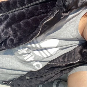 päls väst med luva  - Säljer denna på grund av att dne inte kommer till använts , bra skick ❤️, storlek L säljer den för 100+ frakt 