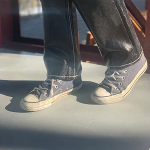 Converse❤️‍🔥❤️‍🔥 - Höga converse i marinblå färg eftertraktade just nu på våren så passa på!❤️