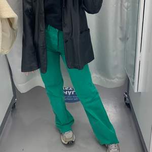 Gröna jeans från Zara som inte kommer till användning längre 💚 andra bilden visar färgen mer rättvist! Frakt tillkommer!