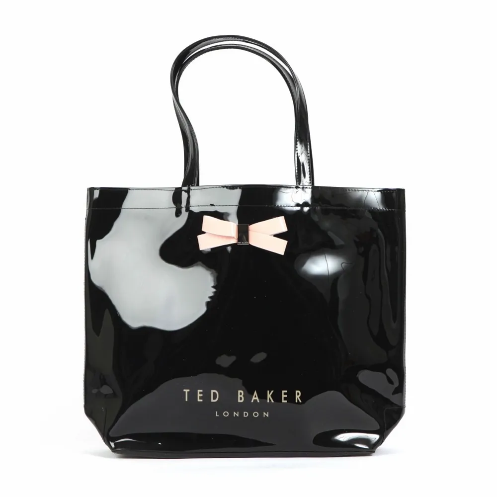 Jag säljer den här Ted Baker väskan, som har några små märken. Hör av dig om du är intresserad! Frakt tillkommer.. Laukut & Käsilaukut.