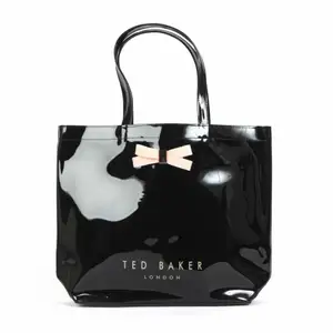 Jag säljer den här Ted Baker väskan, som har några små märken. Hör av dig om du är intresserad! Frakt tillkommer.