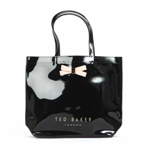 Ted Baker Väska - Jag säljer den här Ted Baker väskan, som har några små märken. Hör av dig om du är intresserad! Frakt tillkommer.
