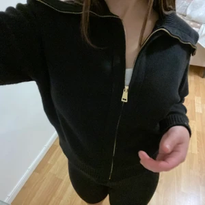 Zara kofta  - Kofta från zaras barnavdelning, storlek 11 år men passar mig som har xs/xxs