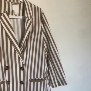 Kavaj - Oversized kavaj från H&M, storlek Small. Väldigt skön och fin till sommaren 🌺🥳🤗