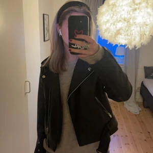 Skinnjacka  - Perfekta skinnjackan, storlek 40 men passar mig perfekt som är en S, jätte bra skick!
