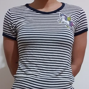 H&M Divided t-shirt size S - H&M Divided t-shirt i storlek S. Randing med enhörnings-detalj/patch