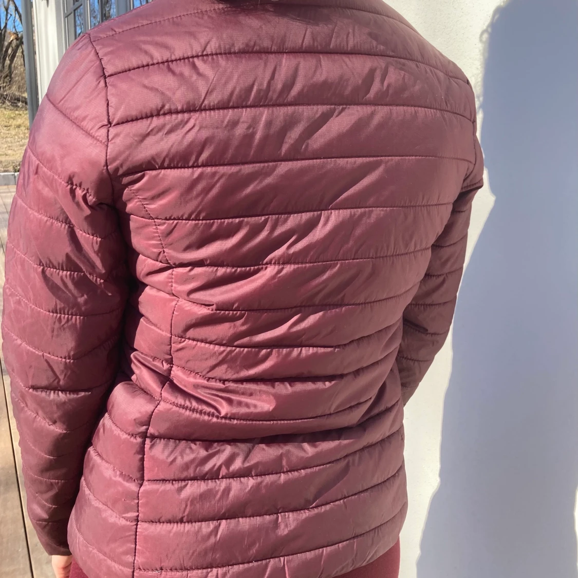 Vinröd dunjacka  - 90