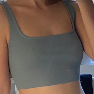 Bikbok - Blågrön tröja - Säljer detta skitfina linne från Bikbok för att det inte kommer till användning så ofta🤩 Något insydd, passar både XS och S (kan skicka fler bilder) 