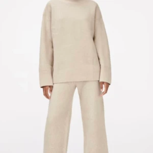 Stickad polo tröja - Fin stickad polotröja från zara, som är slutsåld. Bekvämt material. Köparen står för frakt💕