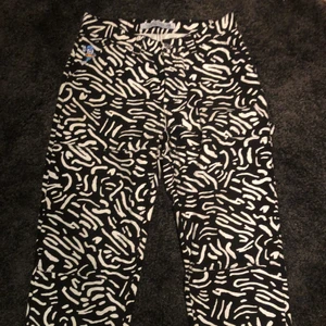 polar skate co 93 denim - använda två gånger, polar 93s cell carpenter byxor. nypris 1400, säljer för under halva pris. storlek 32/30. de är rätt straight men mer mot baggy hållet:) skriv för fitpic💖