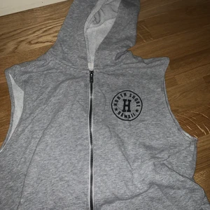 gym/mys kofta utan armar - Jätte bekväm kofta utan armar , snygg också. Säljs pga ja växt ur den