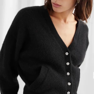 & other stories kofta  - Säljer denna söta koftan från & other stories. En äldre kollektion. Använd men ändå i bra fungerande skick därav priset. Storlek S och passar mig som har S men även någon som har Xs och M❤️❤️