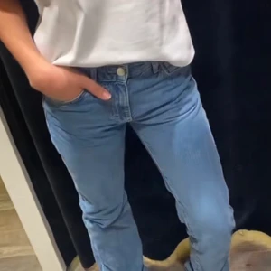 Bikbok jeans 550 - Jätte fina Low Rise 550 jeans från Bikbok slutsålda, som tyvär inte kommer till användning, har haft på mig byckserna två gånger. Köparen står för frakt.