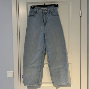 Levi’s balloon leg, stl 23 - Byxorna är i jättebra skick. Köparen står för frakten.