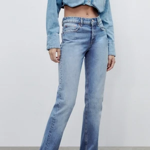 Zara jeans - Straight jeans från zara :) sparsamt använda och i toppenskick