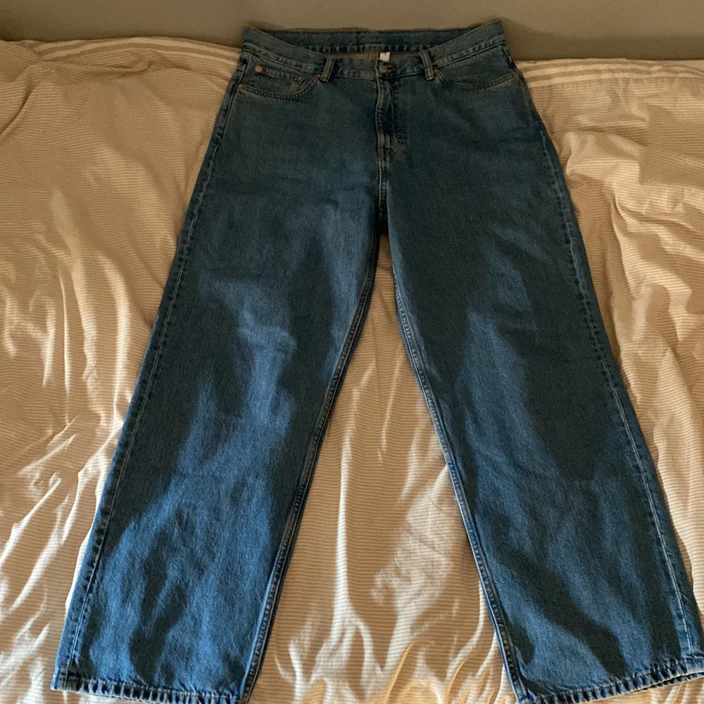 Weekday Jeans i modellen Galaxy. Passformen är rak och avslappnad och storleken är 32x32. Jeans & Byxor.