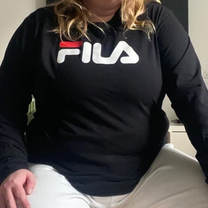 Filatröja svart storlek XL - Långärmad filatröja i svart. Gott skick. Storlek XL men passar nog L också