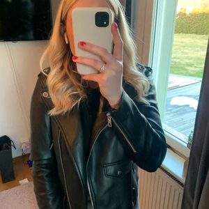 Skinnjacka zara - Svart skinnjacka från zara i nyskick❤️ Skriv för intresse!