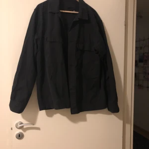 Svart skjortjacka  - Från lager 157 herr. Använd ett fåtal gånger. 