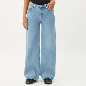 * svarta paret sålt. Säljer 2 par jeans i modellen RAY från Weekday. Slutsålda. Helt oanvända. Inköpta för 600kr styck. Säljer båda för 250kr eller 150kr/st. Storlek W26L30.