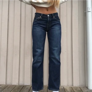 lågmidjade levis 501 jeans  - (LÅNADE BILDER)säljer dessa 501 levis jeans för att dem längre inte passar mig, köpt här på plick. Dem är i bra skick hör av er vid mer bilder eller frågor  