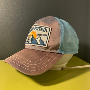 Stetson Patrol  - Här säljer jag min stetson patrol keps nu pris 350 nåt säljer den för 130kr eftersom färger tappades lite på framsidan men funkar ändå. Kommer inte sänka priset och köparen står för frakten. Är du intresserad av ”trucker” kepsar kolla mina inlägg där det komma massor❣️