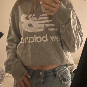 New Balance sweatshirt - Ljusgrå tröja från new balance. Vitt tryck. 