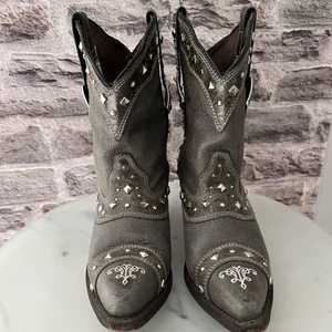 Nashville boots - Ett par handgjorda läderboots från  Nashville! Storl 8,5! Färg ljusgrå, använda en gång! Pris 2000kr frakt tillkommer 