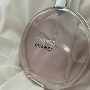  Chanel parfym!  - En Chanel parfym som luktar blommigt och gott! 1/4 använd och därav priset! Pris kan diskuteras!