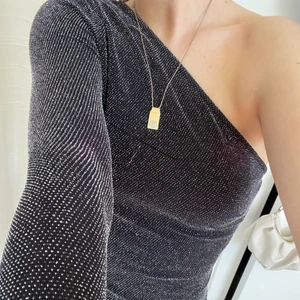 glittrig topp - Supersöt glittrig festtopp 💜 Stretchig och har ett tunt silikonliknande band längst upp som gör att den sitter på plats😝 66kr spårbar frakt eller billigare valfri - inte spårbar