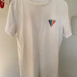 T-shirt vit med tryck på fram och baksida från dedicated, fint skick men använd
