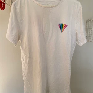 T-shirt vit med tryck från dedicated - T-shirt vit med tryck på fram och baksida från dedicated, fint skick men använd