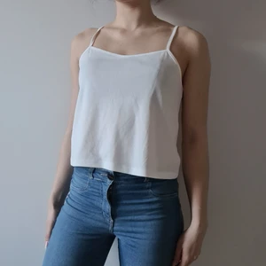 Basic vitt linne Gina Trivot - Lätt, luftigt, vitt, basic linne med fin ringning, från Gina Tricot. Passar stl: S-M  (jag bär vanligtvis stl S). Spagetti axelband.