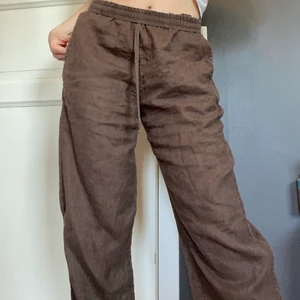 Linnebyxor  - Säljer dessa linnebyxor från Arket. Köpte de i somras för runt 690 kr och de har inga defekter. Storlek 38 och jag är en 36 men de passar ganska bra ändå.
